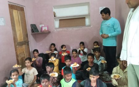 बीकानेर: पुण्यार्थम् संस्कार केन्द्रों पर बच्चों को अल्पाहार वितरण – गजानंद सैन ने दिया प्रेरक संदेश