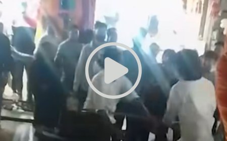 सीकर: खाटू श्याम मंदिर के बाहर दो लड़कियों में भिड़ंत, लाठियों से मारपीट का वीडियो वायरल