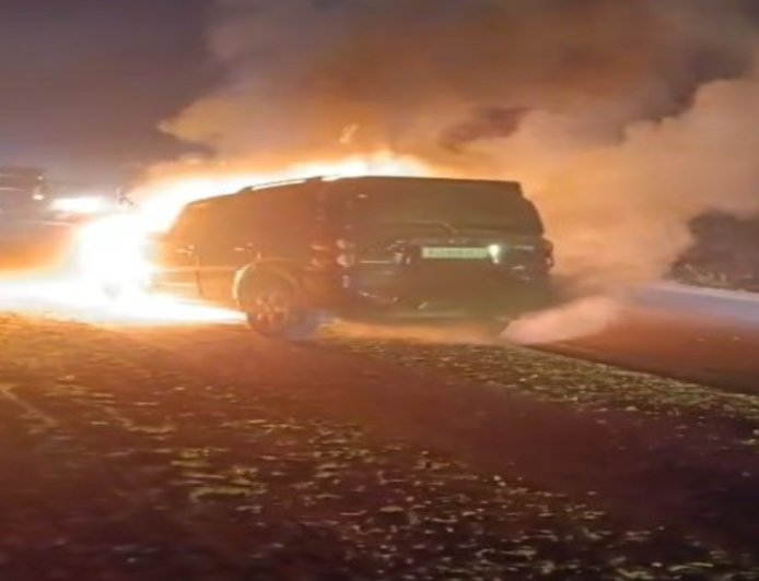 बीकानेर में चलती स्कॉर्पियो में लगी आग, ड्राइवर ने बचाई जान | Bikaner News