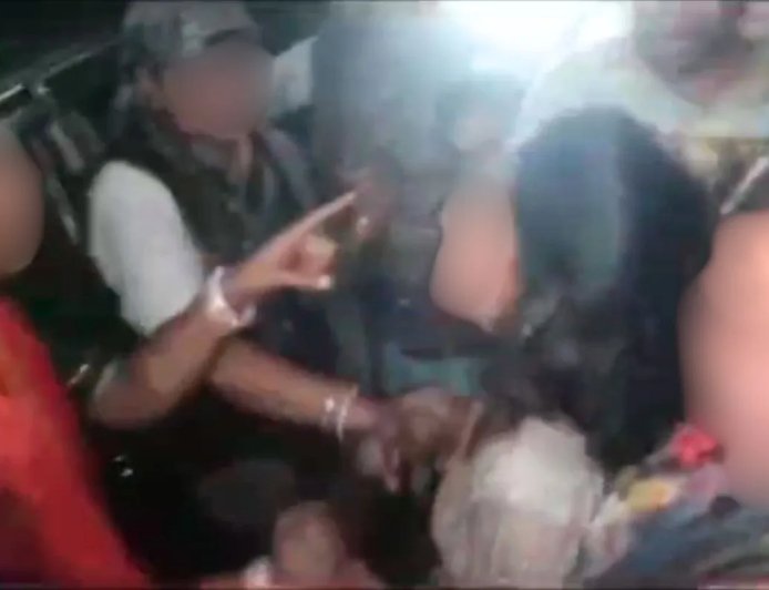 Rajasthan News: कैला देवी पदयात्रा में ‘बच्चा चोर’ समझकर महिला की पिटाई, वीडियो वायरल