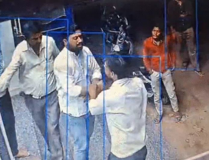 Bikaner News: नोखा में कैफे संचालक और मिठाई व्यापारी में मारपीट, वीडियो वायरल; दोनों पक्षों ने दर्ज कराई रिपोर्ट